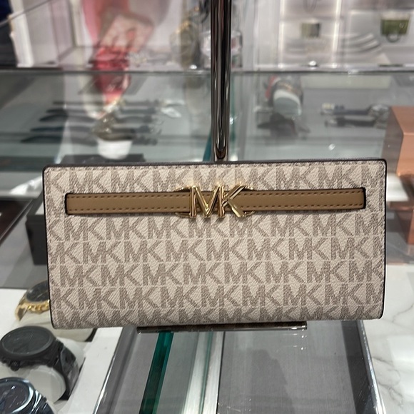 MICHAEL KORS
Reed Large Snap Signature Wallet
Style: 35S3G6RE3B
Camel Multi 
NWT - Picture 10 of 16